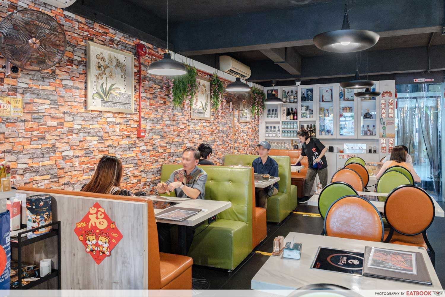 Happy customers dining at Qi Lai Feng, Geylang's favourite seafood hotpot restaurant